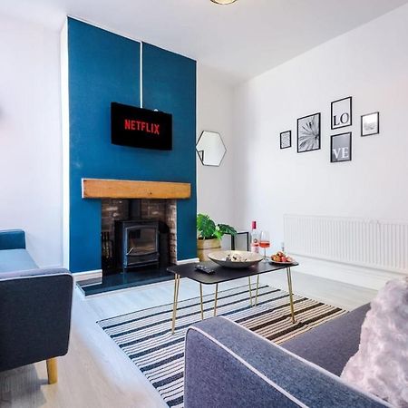 Large 4 Bedroom Home With Free Parking Near Mediacityuk Manchester Eksteriør billede