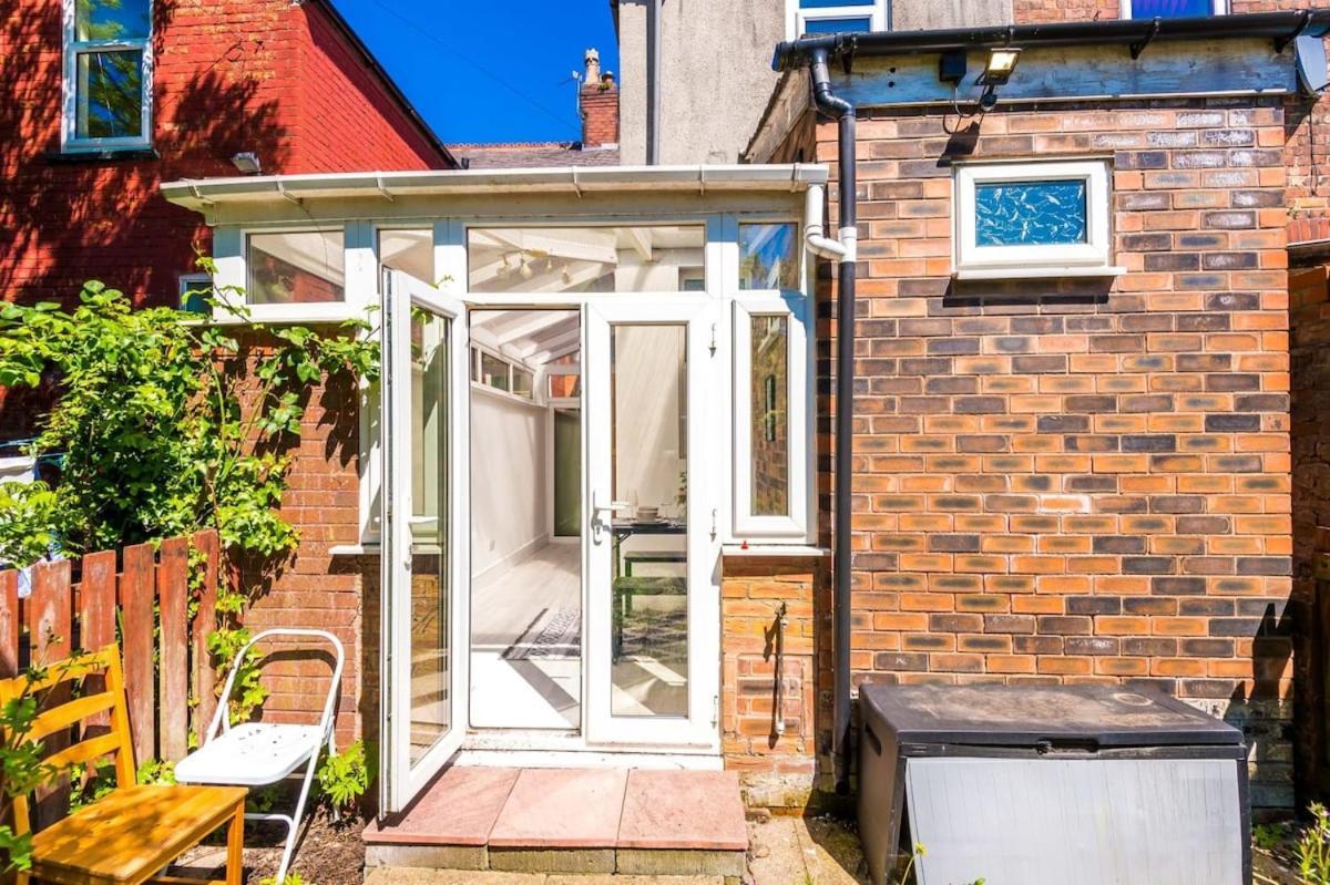 Large 4 Bedroom Home With Free Parking Near Mediacityuk Manchester Eksteriør billede