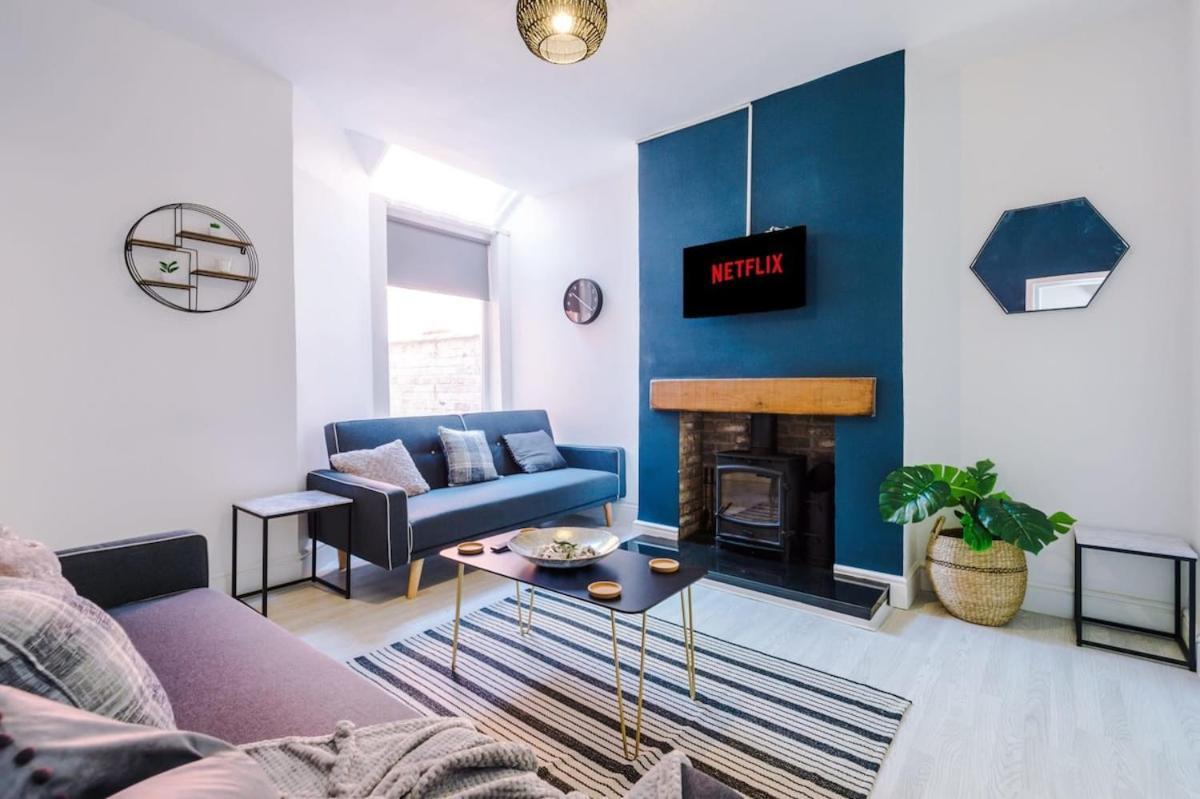 Large 4 Bedroom Home With Free Parking Near Mediacityuk Manchester Eksteriør billede