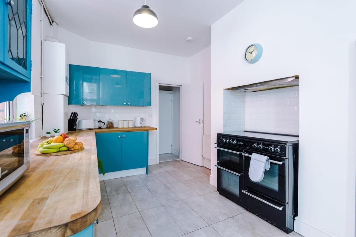 Large 4 Bedroom Home With Free Parking Near Mediacityuk Manchester Eksteriør billede