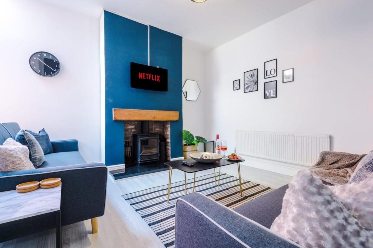 Large 4 Bedroom Home With Free Parking Near Mediacityuk Manchester Eksteriør billede