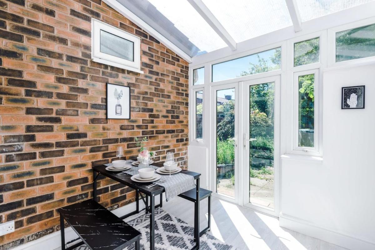 Large 4 Bedroom Home With Free Parking Near Mediacityuk Manchester Eksteriør billede